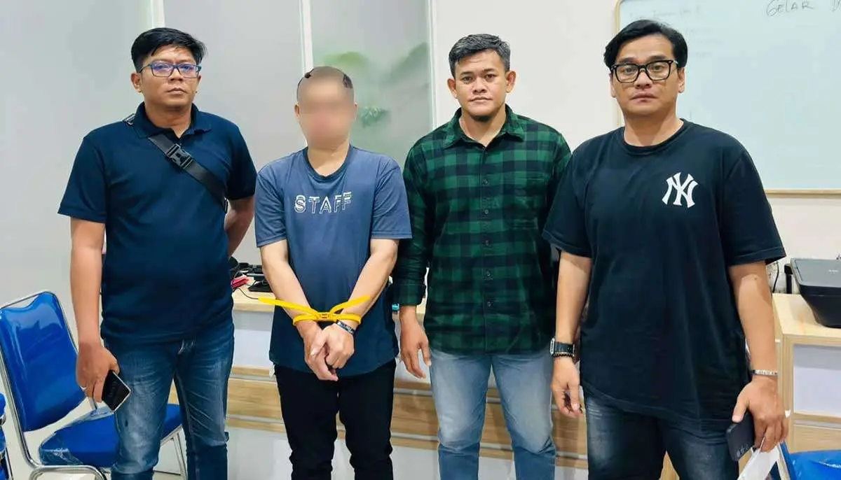 Petugas dari Polrestabes Surabaya ketika bersama pelaku pelecehan seksual yang merupakan salah satu karyawan pabrik roti di Rungkut.