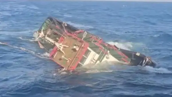 Tugboat Tenggelam Dihantam Gelombang Tinggi di Bawean Gresik, 8 ABK Bertahan di Atas Tongkang