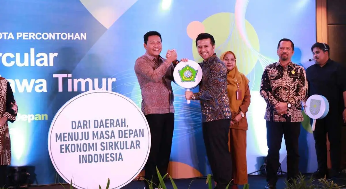 Wagub Jatim ketika secara simbolis menyerahkan plakat daerah percontohan proyek InCircular ke Bupati Sidoarjo. Foto: Ist