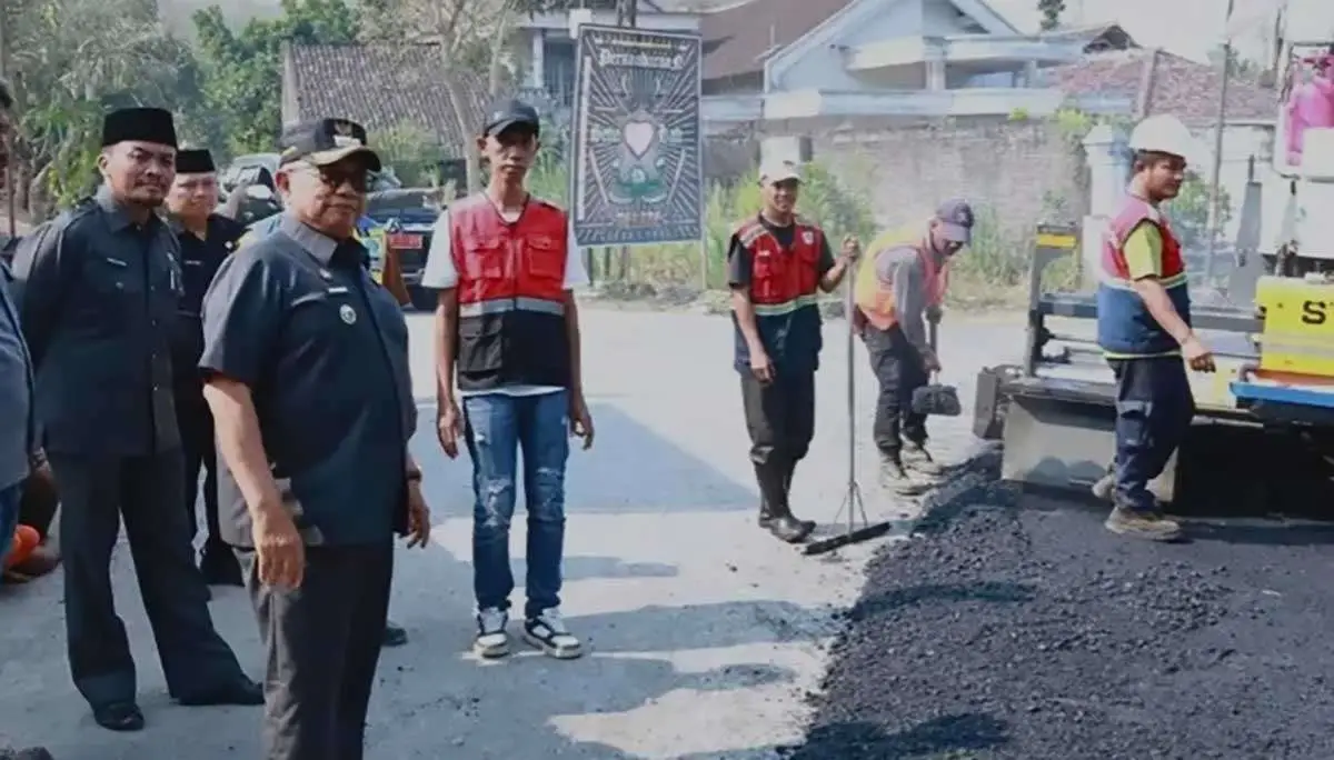 Bupati Blitar saat meninjau pembangunan jalan.