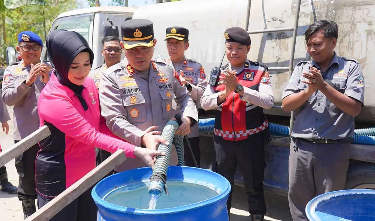 Polres Bangkalan Salurkan 48.000 Liter Air Bersih ke 2 Kecamatan