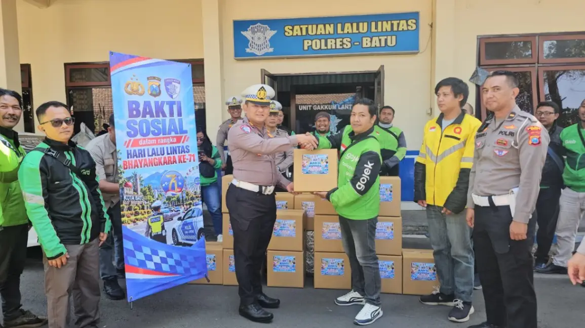 HUT Lalu Lintas Bhayangkara ke-71, Satlantas Polres Batu Bagikan Bingkisan ke Driver Ojol