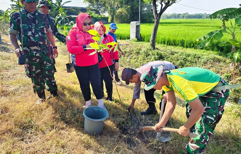 Sambut HUT ke-81 TNI, Kodim 0805/Ngawi Gelar Karya Bakti Tanam Pohon di Bantaran Sungai