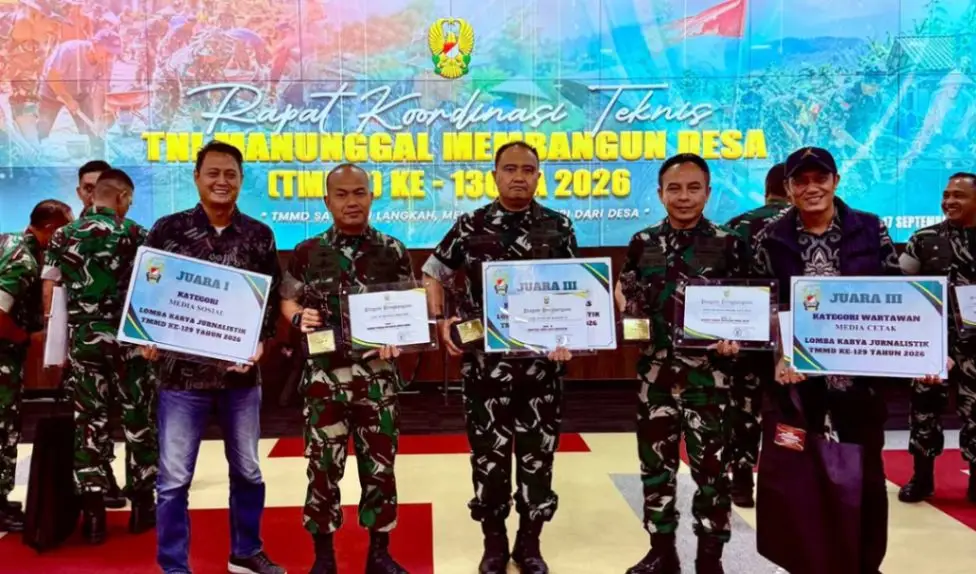 Wartawan Harian Bangsa, Dadang Dwi Tanto, saat menerima penghargaan dalam Rapat Koordinasi TMMD ke-130 TA 2026.