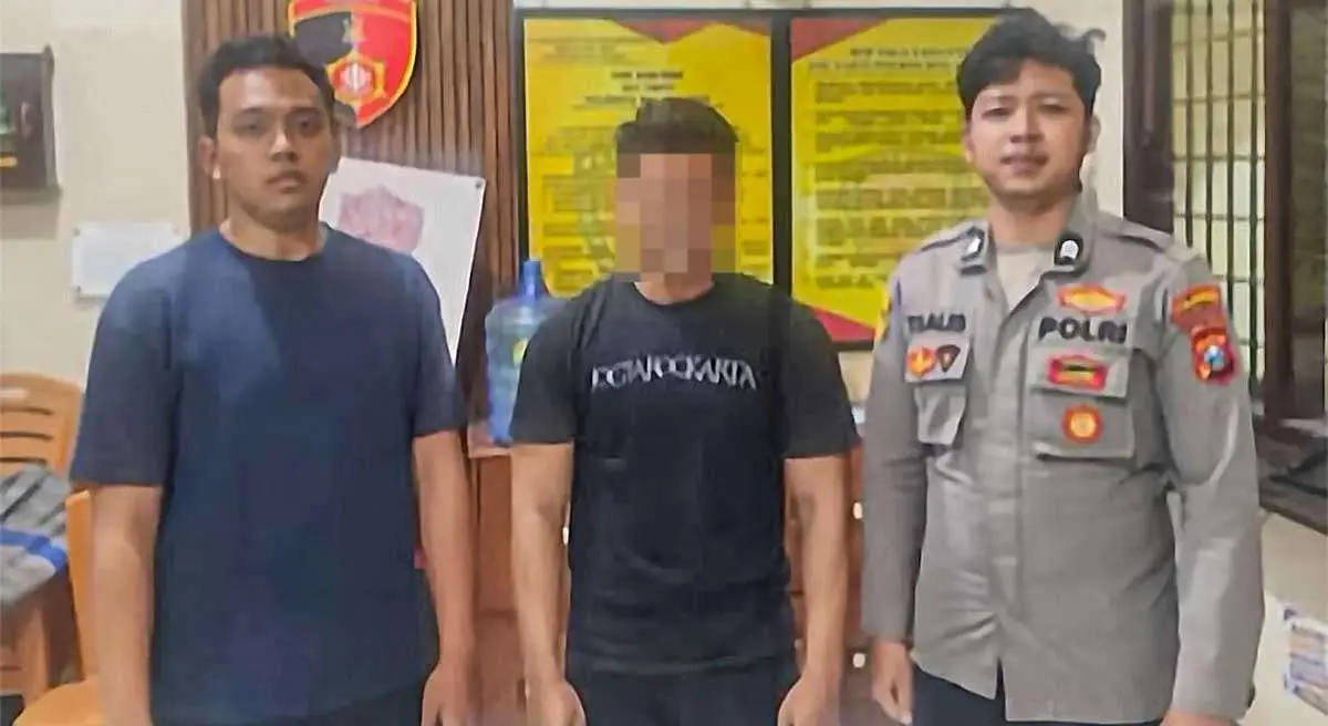 Petugas dari Polresta Malang Kota bersama pelaku kasus dugaan kekerasan seksual.