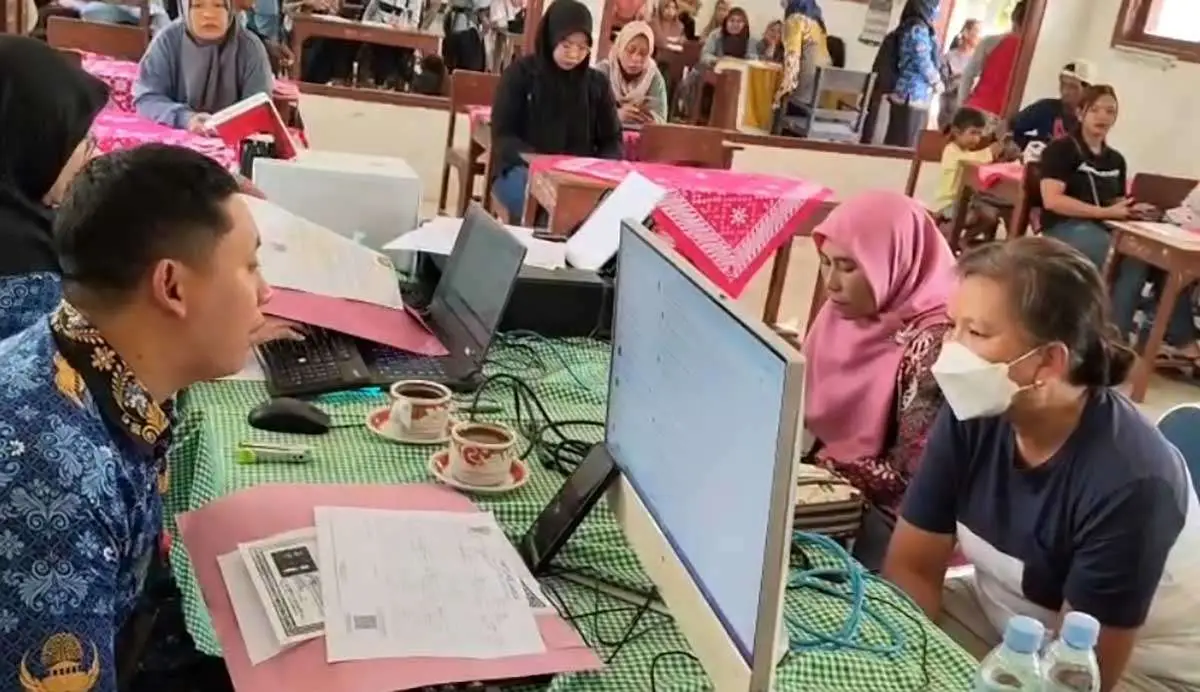 Seorang warga saat sedang dilayani petugas Dukcapil Kabupaten Kediri. Foto: Ist