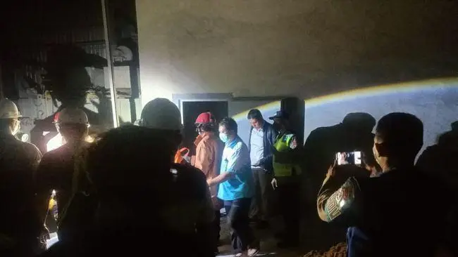 Petugas gabungan saat menyisir TKP ledakan di PT SPS Lamongan
