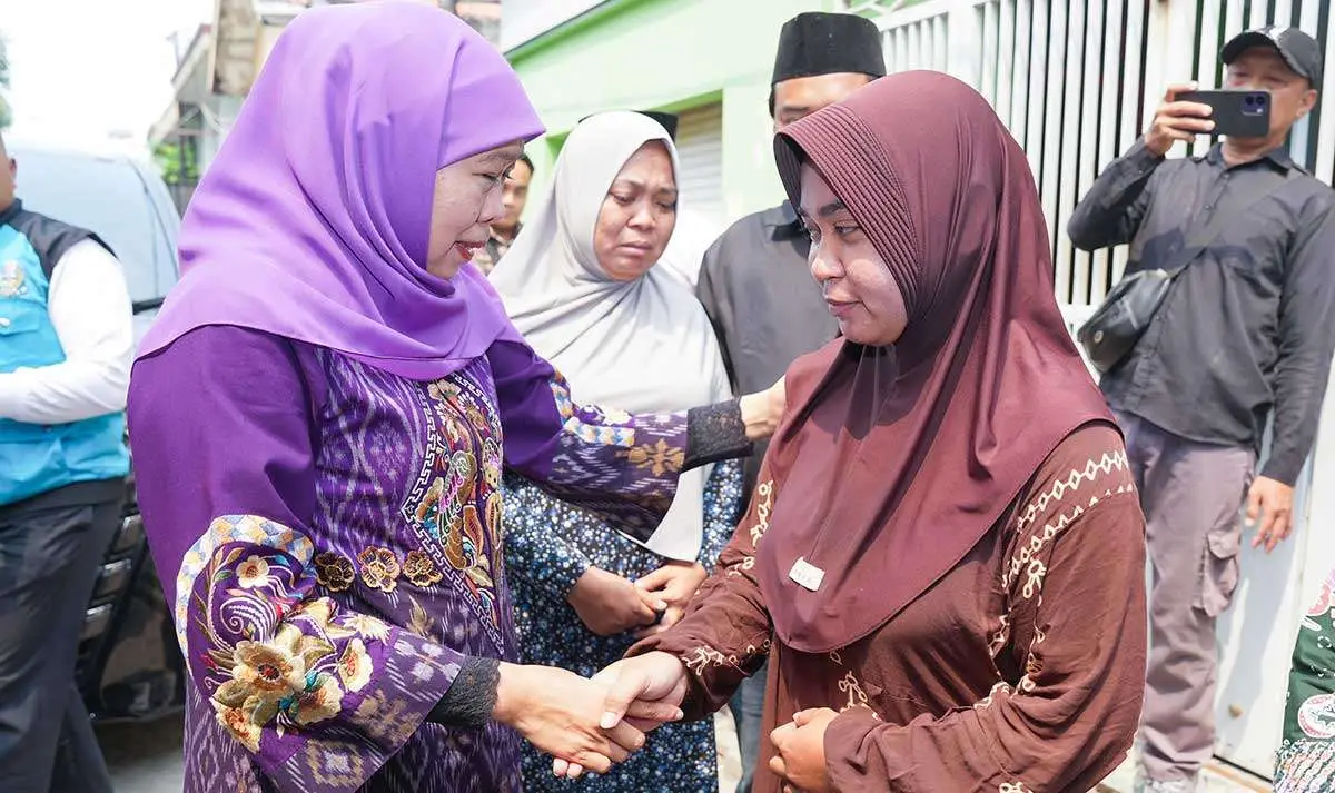 Gubernur Khofifah Takziah ke Keluarga Korban KM Virgo di Surabaya