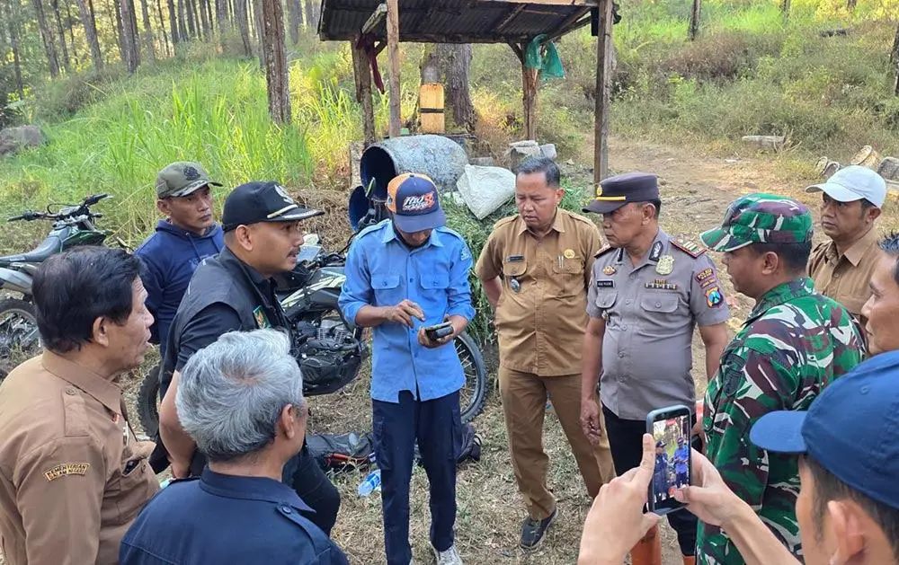 Kebakaran Lereng Gunung Lawu Merembet ke Ngawi, Bupati Ony Pimpin Pembuatan Sekat Bakar