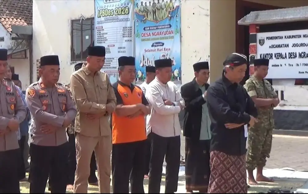    Titik Api Gunung Lawu Merembet ke Ngawi, Petugas dan Warga Gelar Salat Istisqa Memohon Hujan