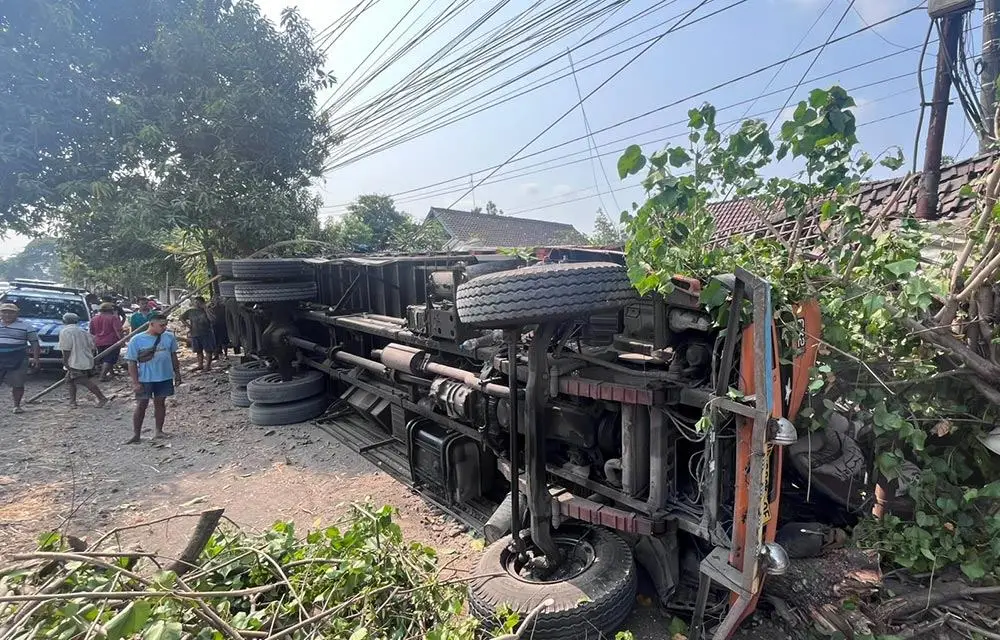 Gagal Menyalip, Tronton Muat 30 Ton Pakan Ternak Terguling Usai Tabrak Truk Boks di Ngawi