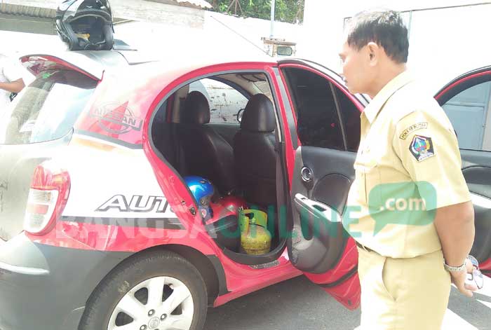 Mobil milik pelaku dan sejumlah helm yang diduga merupakan hasil curian. foto: AKINA/ BANGSAONLINE