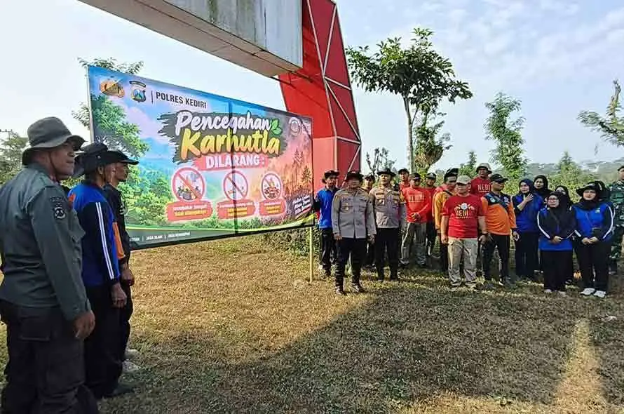 Kapolres Kediri, AKBP Dr. Muhammad Wahyudin Latif bersama relawan saat memasang banner imbauan di kawasan Gunung Kelud. Foto: Muji Harjita/BANGSAONLINE.