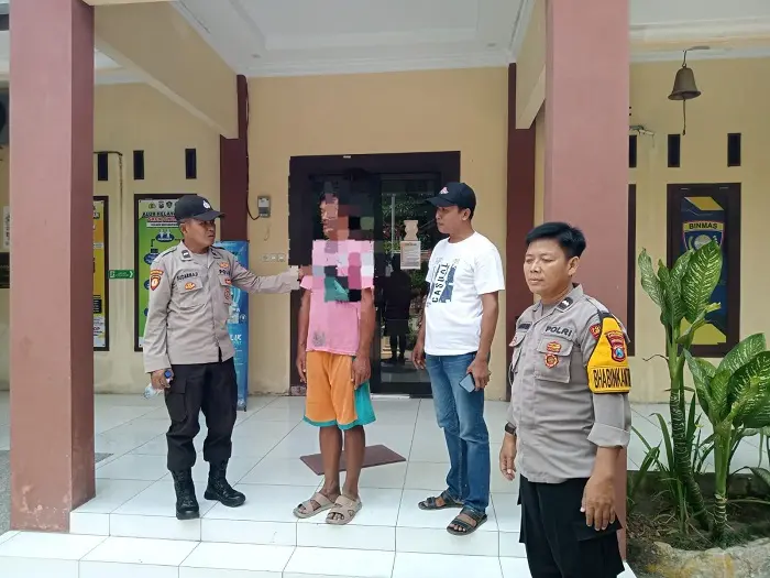 Anggota Polsek Kedungpring Lamongan saat mengamankan pria ODGJ yang resahkan warga