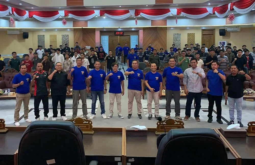 Ketua PWI Tuban, Suwandi, bersama jajaran pengurus dan Ketua DPRD Tuban foto bersama usai pembukaan Piala PWI Tuban Esports Season III.