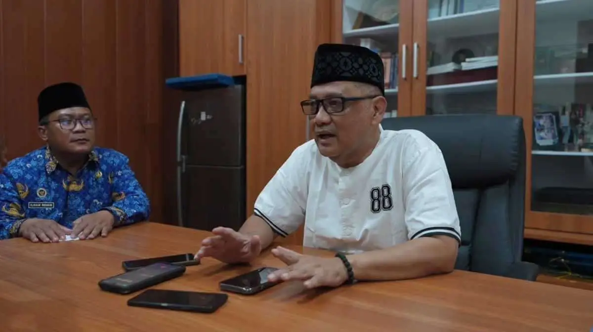 Menhaj Gus Irfan saat sidak ke kantor Anissa Ahmada Travel Indo di Jombang.