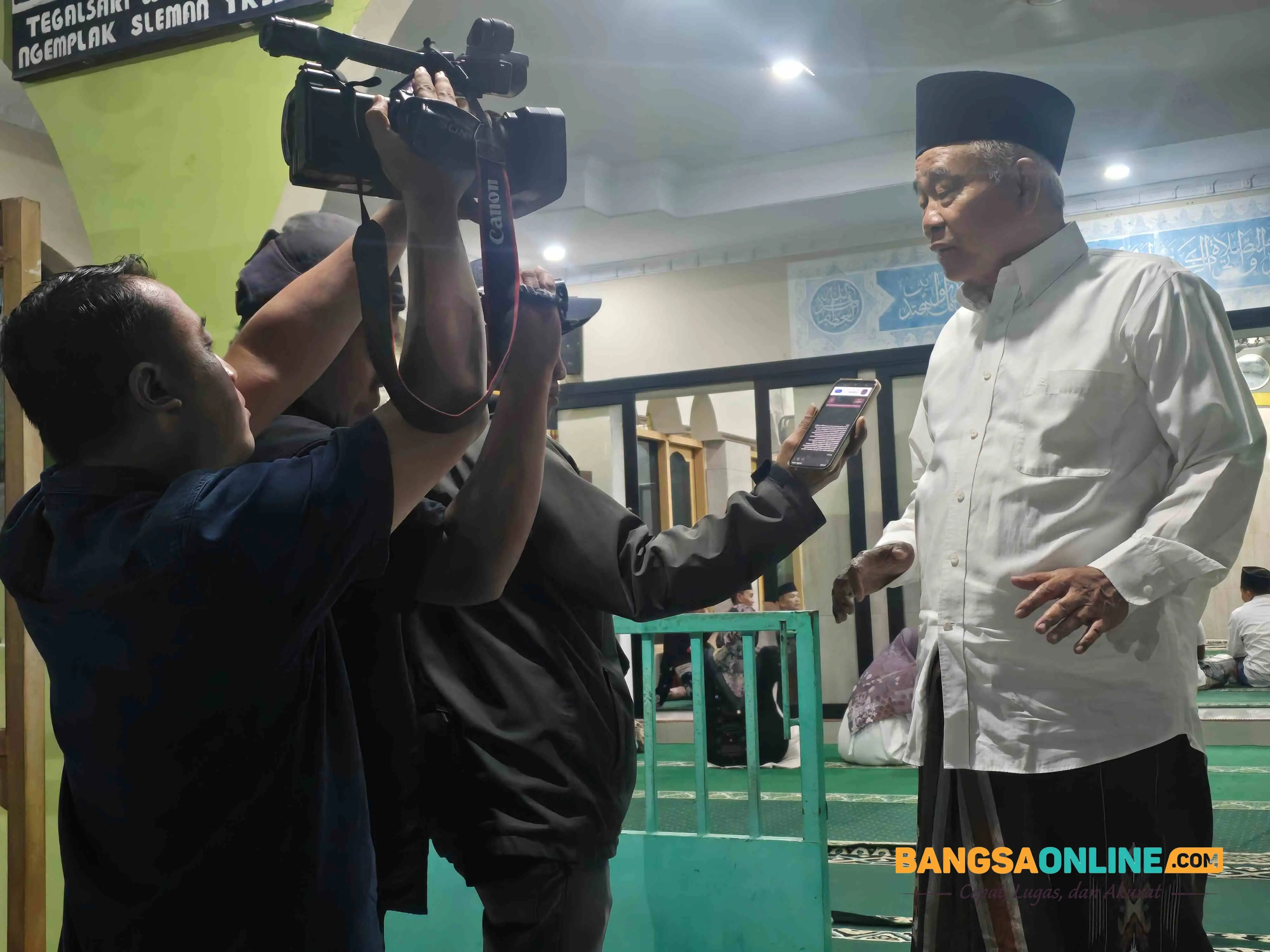 Prof Dr KH Asep Saifuddin Chalim, MA diwawancarai wartawa di Pondok Pesantren Tegalsari, Wedomartani, Ngemplak, Sleman, Daerah Istimewa Yogyakarta, Sabtu (19/9/2026). Foto: MMA/bangsaonnline