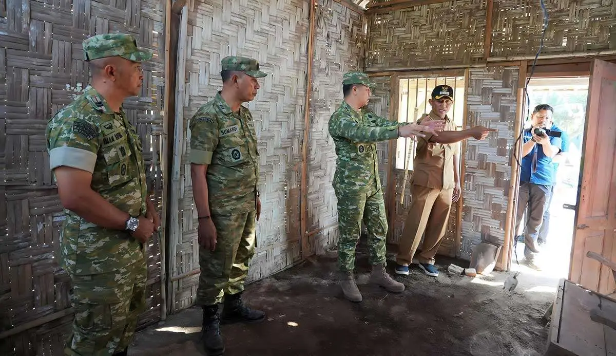 Dandim 0809/Kediri ketika berada di rumah warga Desa Brenggolo, Kecamatan Plosoklaten.