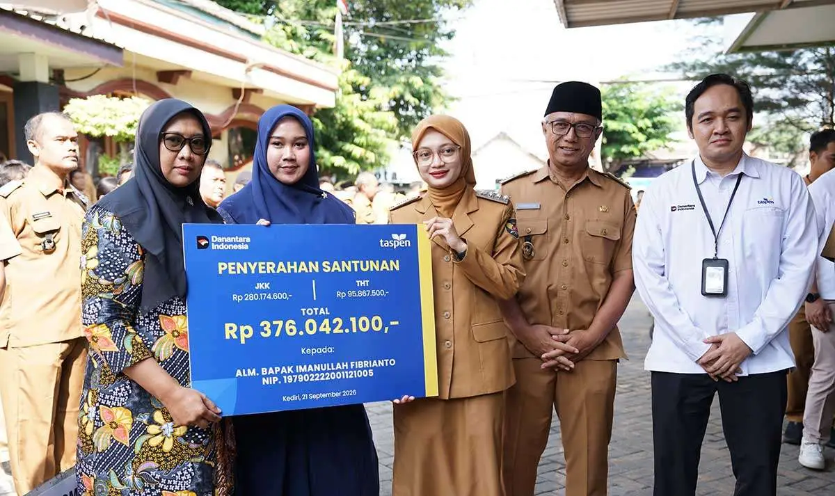Wali Kota Kediri saat menyerahkan santunan Tabungan Hari Tua (THT), dan Jaminan Kecelakaan Kerja (JKK) TASPEN kepada ahli waris dari almarhum Imanullah Fibrianto. Foto: Ist