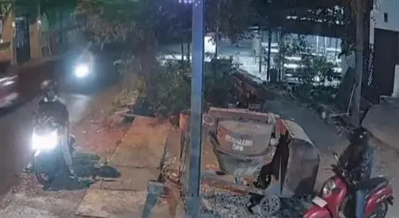 Terekam CCTV, Dua Maling Gasak Honda Scoopy di Driyorejo Gresik