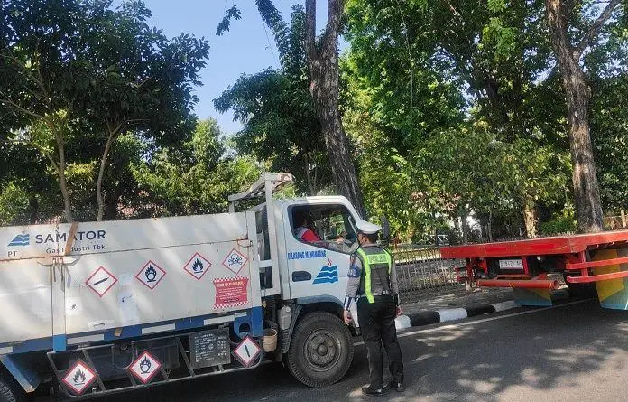 Satlantas Polres Gresik Tindak Truk Tonase Besar yang Nekat Lewat KTL Wilayah Kota