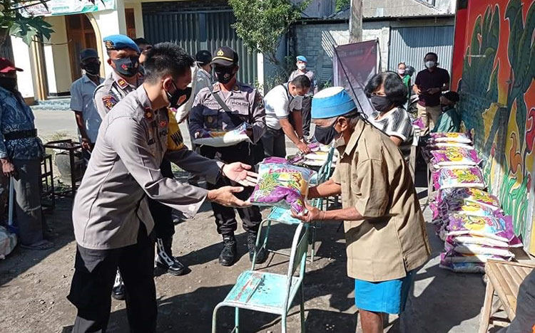 Ringankan Beban Masyarakat, Polres Kediri Bagikan Sembako untuk Warga Pinggiran Eks Lokalisasi