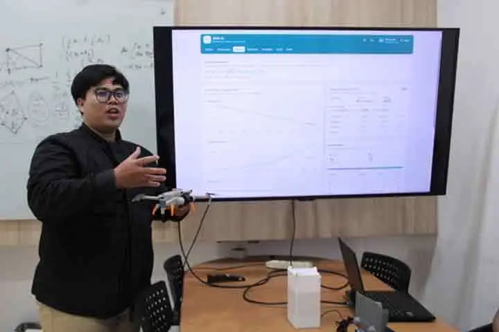 Pengembang perangkat keras SIDA-AI Irfan Mirda menjelaskan citra UAV pada SIDA-AI. (Ist)