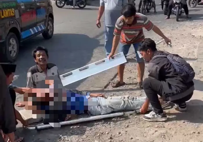 Petugas saat mengevakuasi korban curanmor yang terjatuh dan mengalami luka