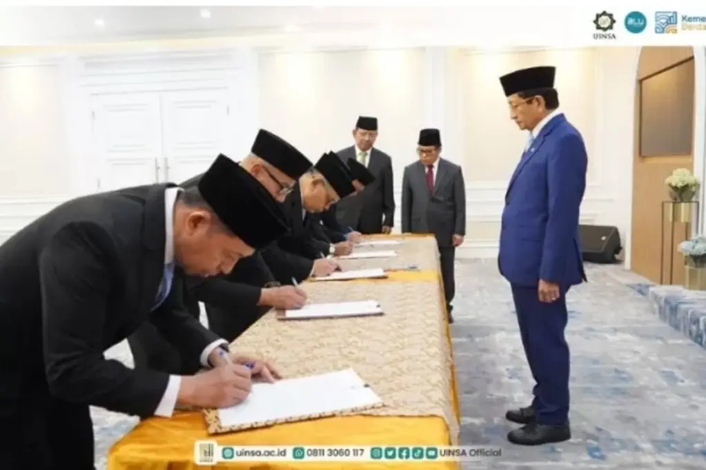 Menteri Agama RI Prof Nasaruddin Umar saat melantikan Prof Akhmad Muzakki sebagai Rektor UINSA Surabaya di kantor Kementerian Agama Jakarta, Selasa (15/9/2026). Foto: UINSA