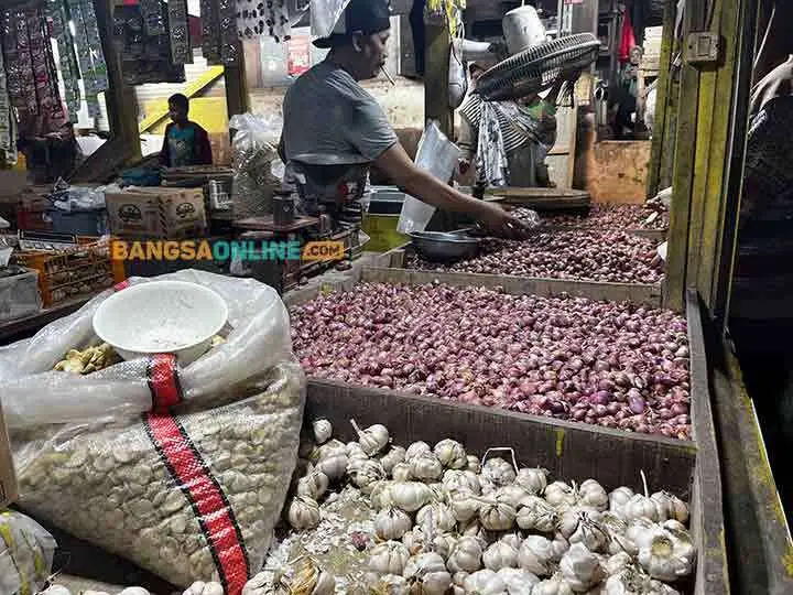 Bawang menjadi salah satu komoditas yang mengalami penurunan hari ini. Foto: Bangsaonline.