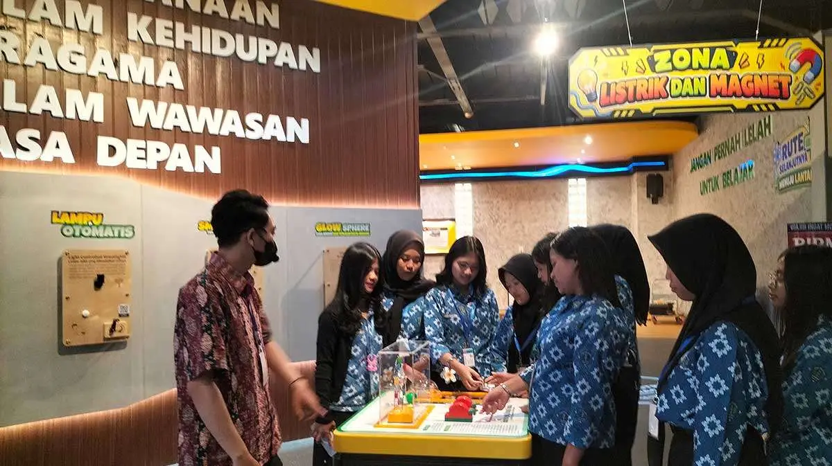 Siswa SMAN 2 Batu Praktik Jurnalistik di Museum Mega Science Jatim Park 1