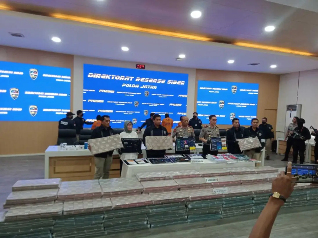 Polda Jatim Bongkar Penipuan Trading Kripto, Barang Bukti Dana Rp81,5 Miliar Disita