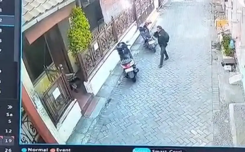 Hendak Antar Ibu Berobat, NMax Milik Warga Gresik Digasak Maling, Aksi Pelaku Terekam CCTV