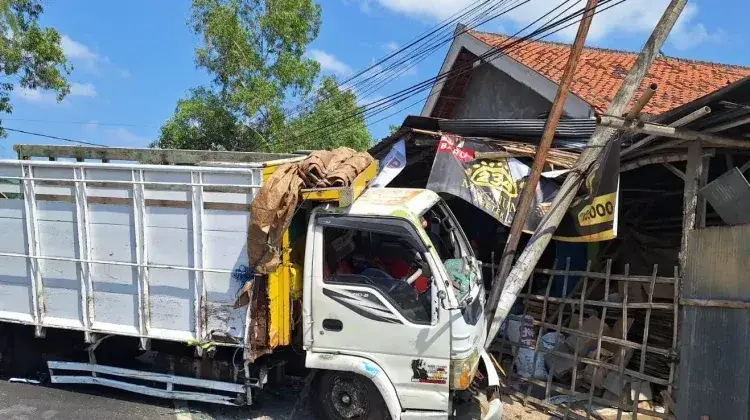Adu Banteng Truk di Bangkalan, Sopir Alami Luka Ringan