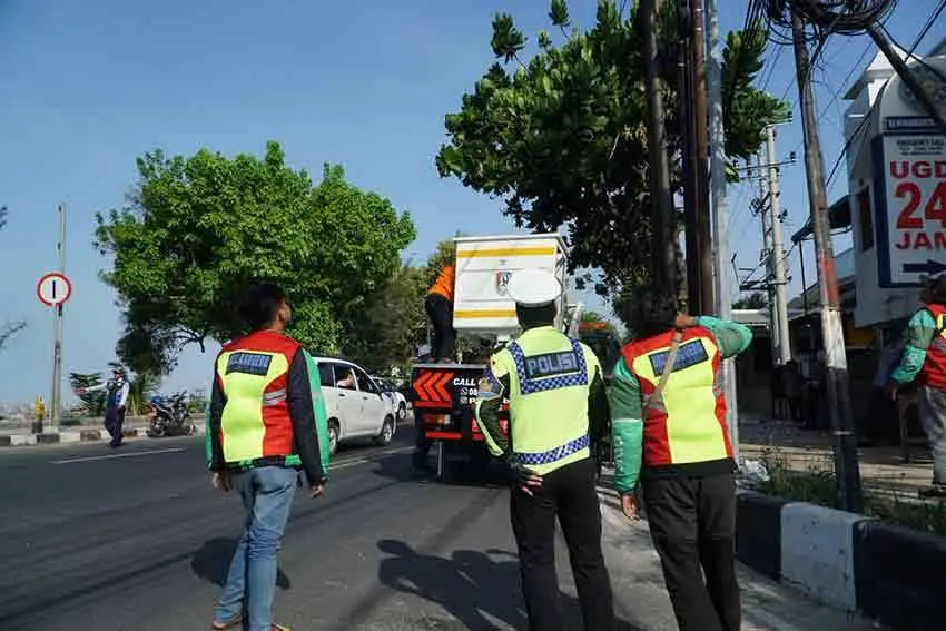 Pemasangan Lampu Blue Light di sejumlah titik rawan laka di Jalur Pantura Tuban. (Ist)
