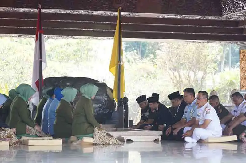 Jelang Peringatan HUT TNI, Pangdam V/Brawijaya Pimpin Ziarah ke Makam Bung Karno Blitar
