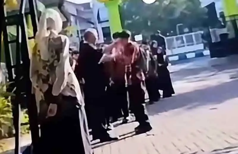 Potongan video viral saat Kepala SMPN 18 Malang menampar siswa. 