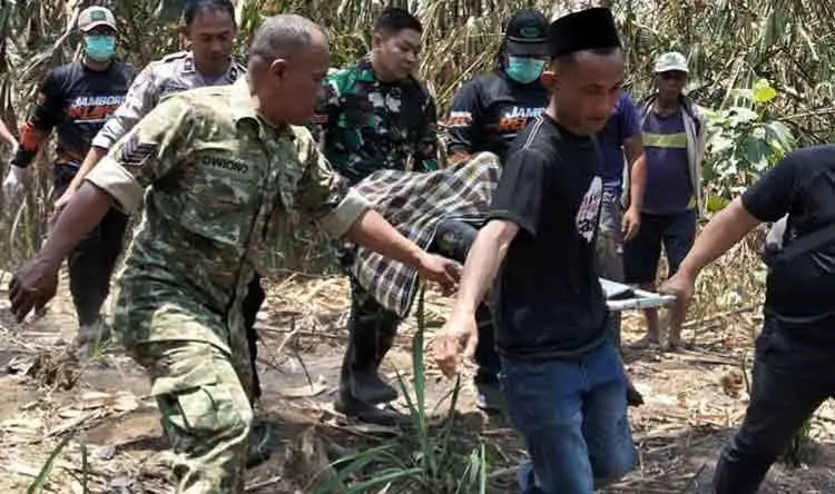 Pihak kepolisian, TNI, puskesmas, dan warga sekitar saat mengevakuasi korban. (Ist)