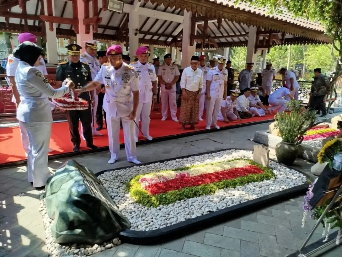 Komandan Kodiklatal, Letnan Jenderal TNI (Mar) Nur Alamsyah beserta rombongan saat ziarah makam Gus Dur