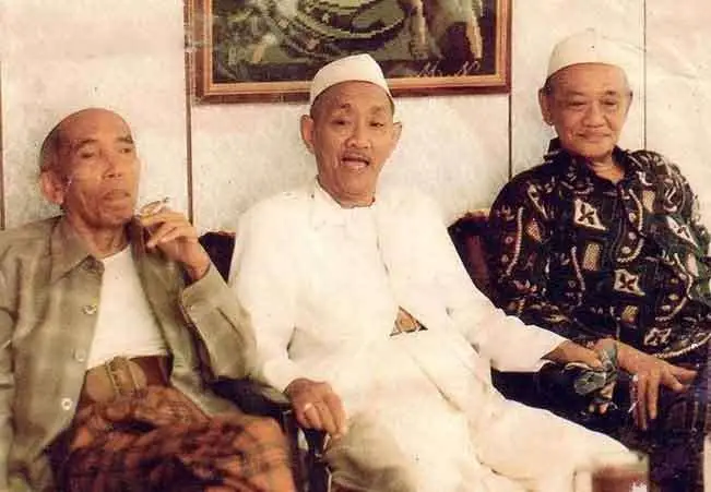 DARI KIRI: KH Mahrus Aly, KHR As'ad Syamsul Arifin dan KH Ali Ma'shum. Foto: ist