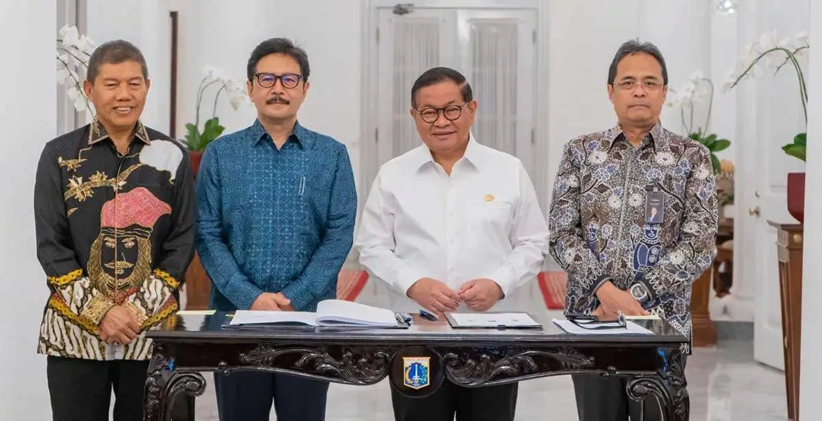 Penandatanganan perjanjian yang dilakukan Gubernur DKI Jakarta, Direktur Utama PT SMI, dan Direktur Utama Bank Jakarta.