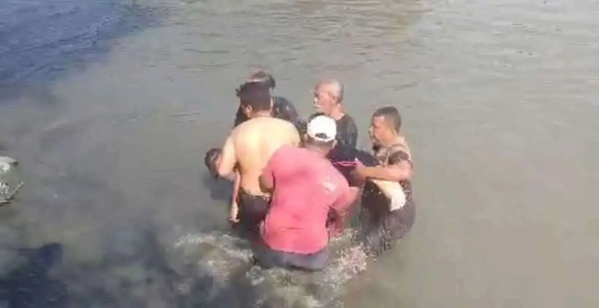 Evakuasi remaja yang tewas terseret arus sungai di Sungai Magetan kanal Desa Wonokupang, Kecamatan Balongbendo, Sidoarjo.