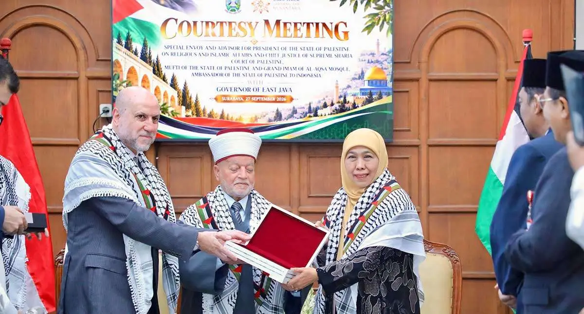 Gubernur Khofifah ketika menyambut tokoh dari Palestina.