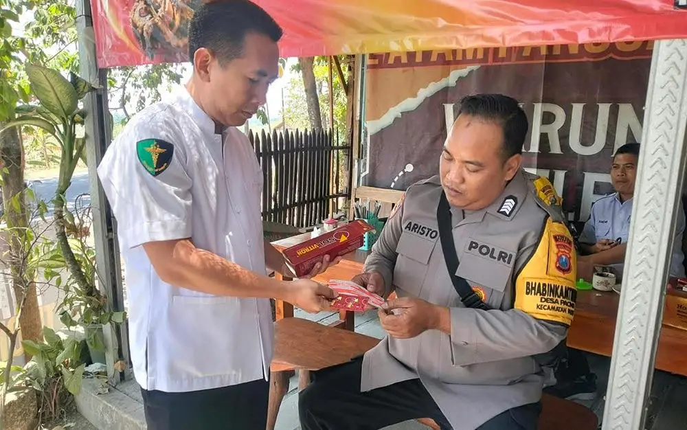 Anggota Si Dokkes Polres Ngawi saat melakukan pemeriksaan pada petugas PAM.