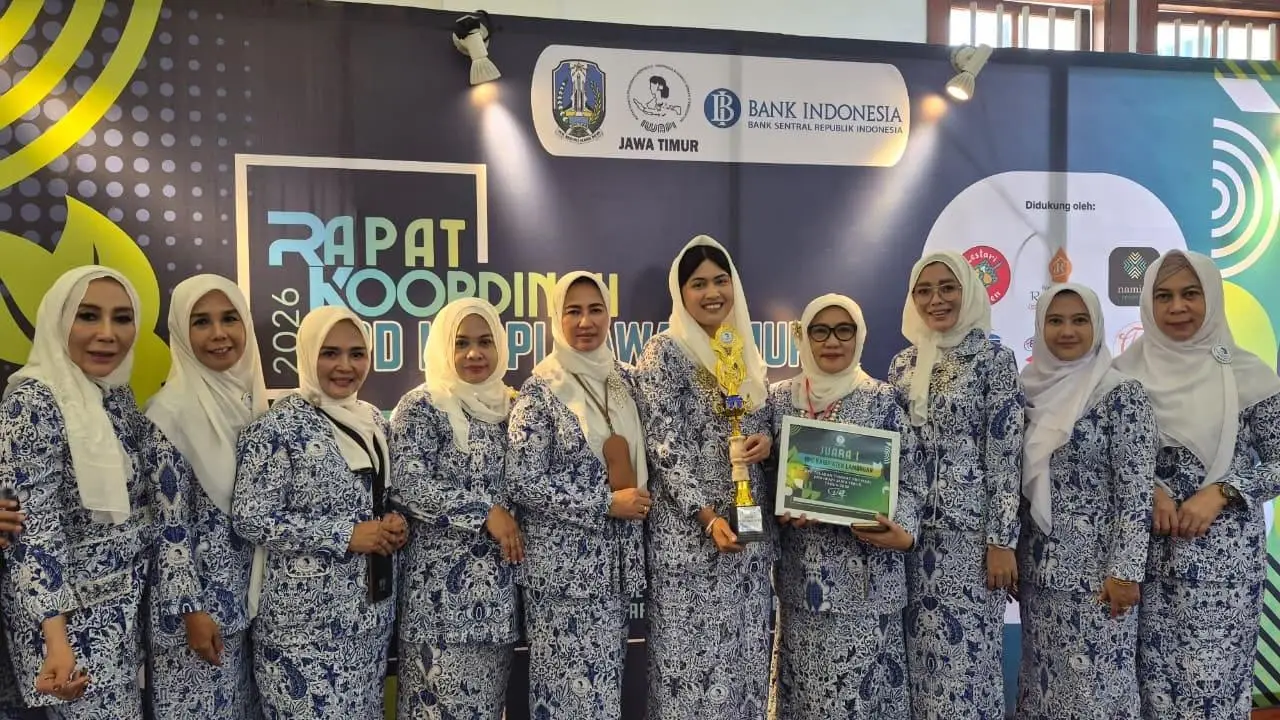 Ketua Umum DPD IWAPI Jatim, Susmiati Rahmawati, menyerahkan penghargaan bergengsi kepada Wakil Ketua IWAPI Lamongan, Cana Antyanta Dias Dirham Aksara, di Gedung De Javasche Bank, Surabaya.