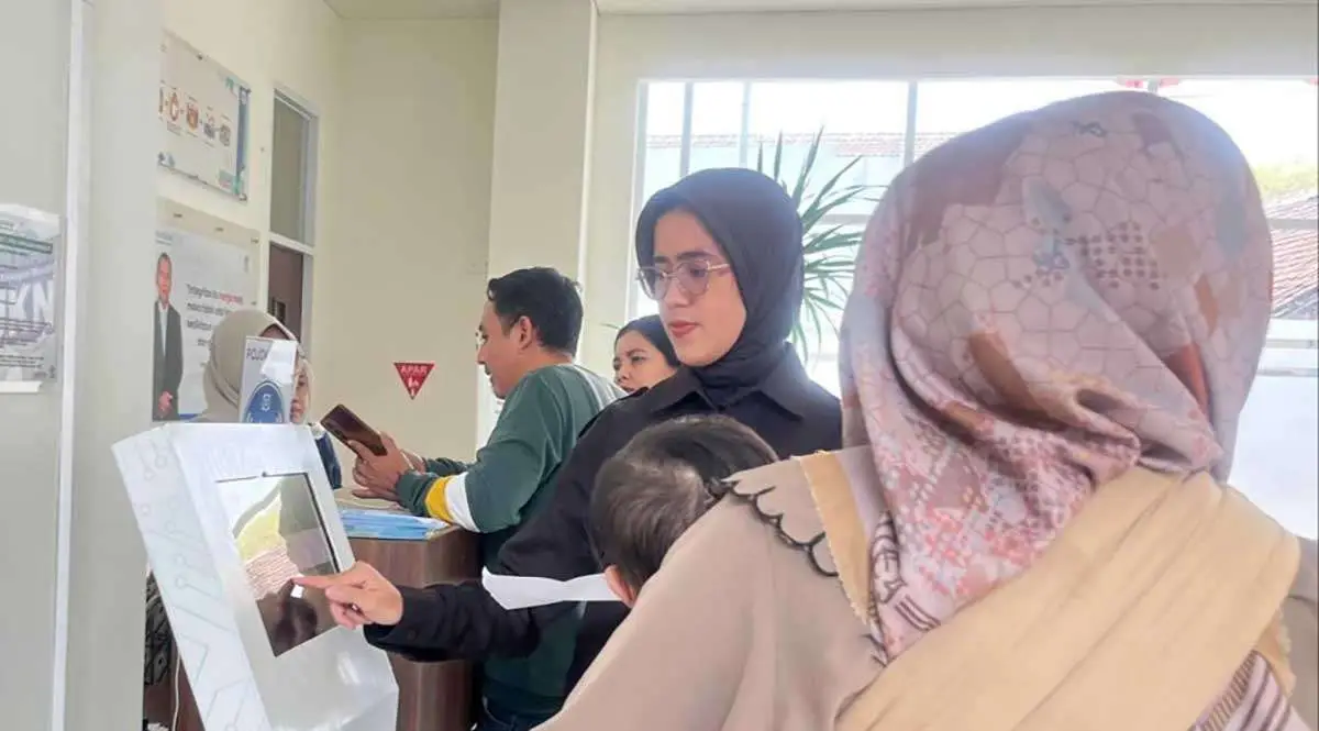 Petugas Kantor BPJS Tulungagung ketika melayani peserta JKN.
