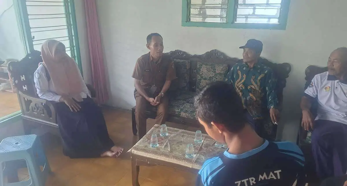 Tim UPT PPA Dinas KBPPPA Gresik ketika melakukan pendampingan santri korban dugaan perundungan. Foto: Ist