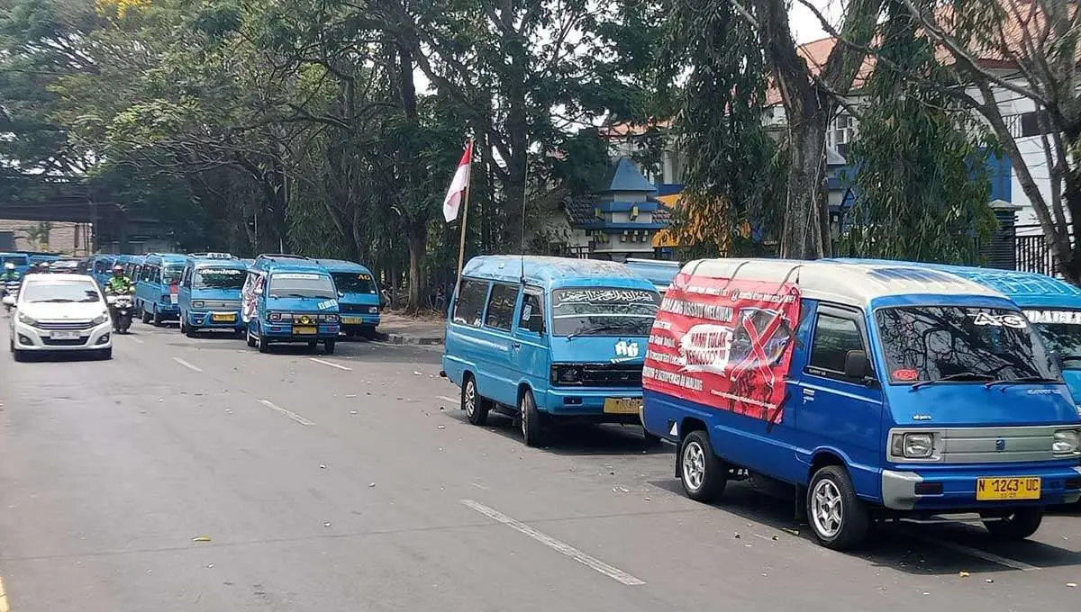 Ratusan Sopir Angkot di Kota Malang Demo Tolak Rencana Transjatim Koridor 2
