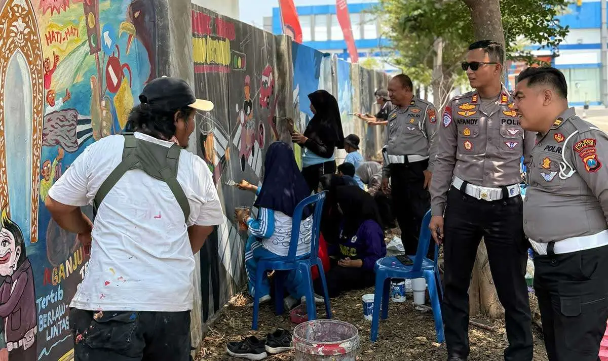 Kasatlantas Polres Nganjuk, AKP Afandy Dwi, bersama jajarannya ketika melihat para peserta lomba mural dalam rangka memperingati HUT Lalu Lintas Bhayangkara ke-71.