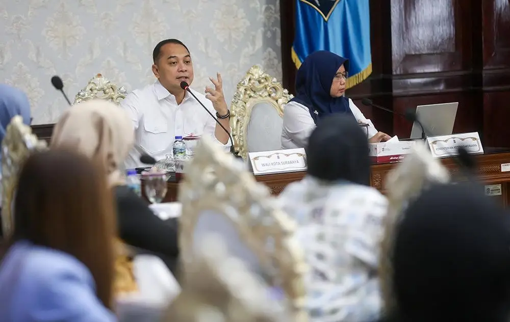Wali Kota Surabaya Eri Cahyadi saat memberikan sosialisasi dan pembinaan kepada 12 perusahaan penempatan pekerja rumah tangga (P3RT) yang beroperasi di Kota Pahlawan. Kegiatan tersebut digelar di Ruang Sidang Wali Kota, Balai Kota Surabaya, Senin (28/9/2026). Foto: Ist./Hms